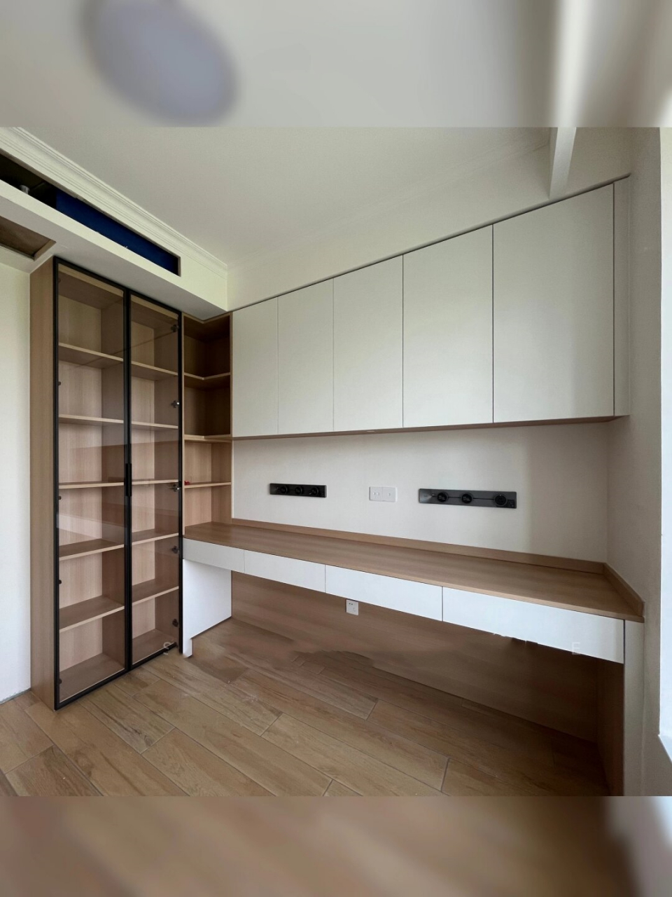 全屋定制书房书柜书桌设计  93 进入家门,首先映入眼帘的是暖白色与