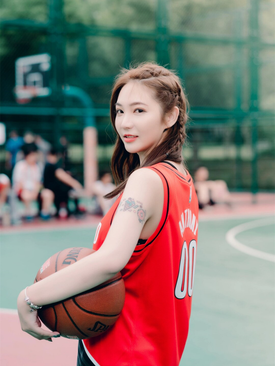 穿梭在篮球场上的每一个瞬间,都仿佛自带bgm,脚步轻盈,心跳加速,整个