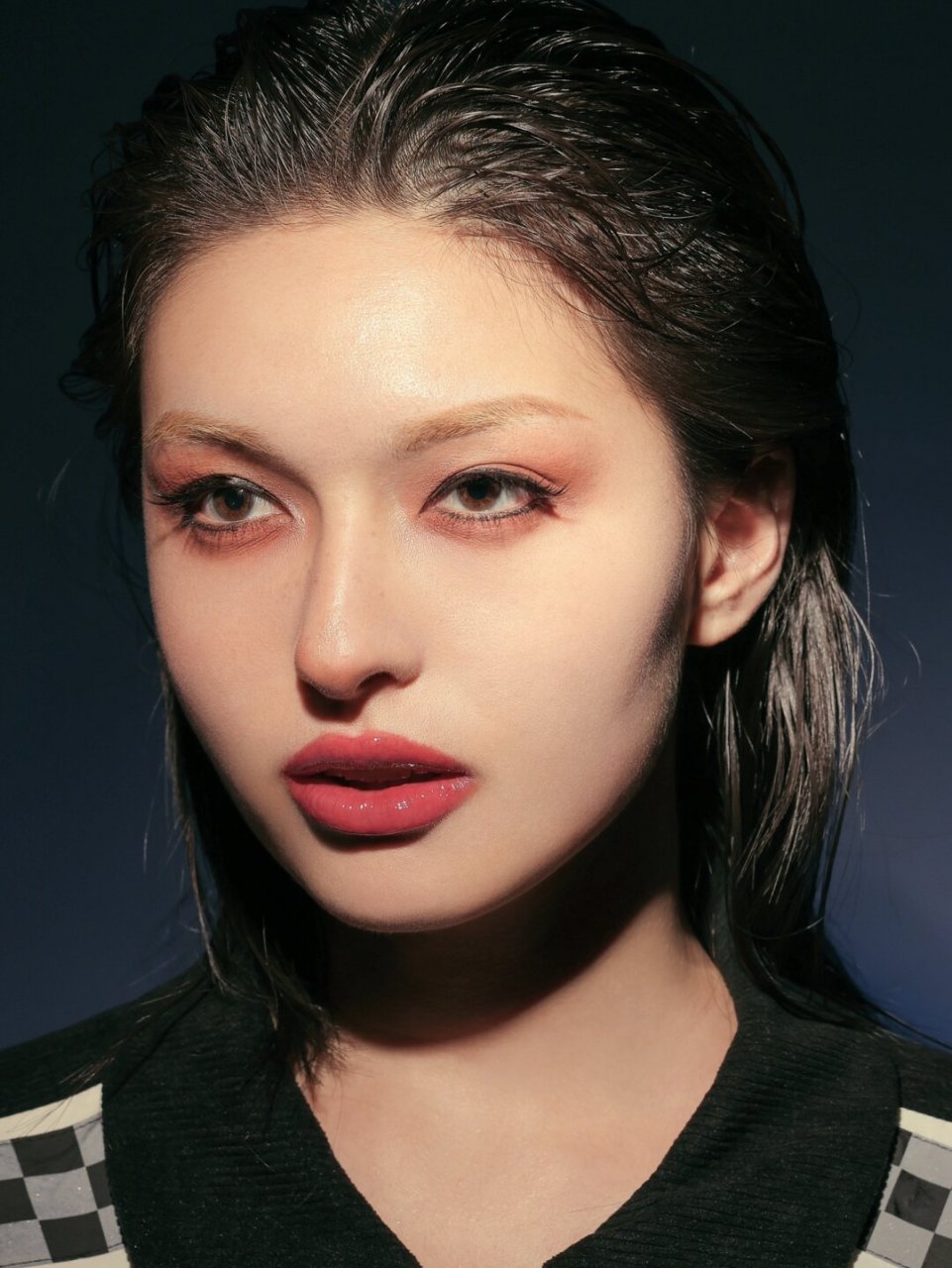 涩谷灵感妆:酷炫与独特的混血美  这款妆容融合了涩谷的潮流元素,带