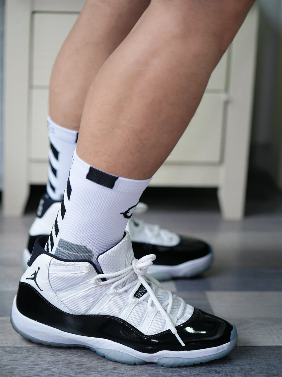 aj11康扣这样搭配真的好帅	  97黑白色的aj11康扣配上同色系篮球袜