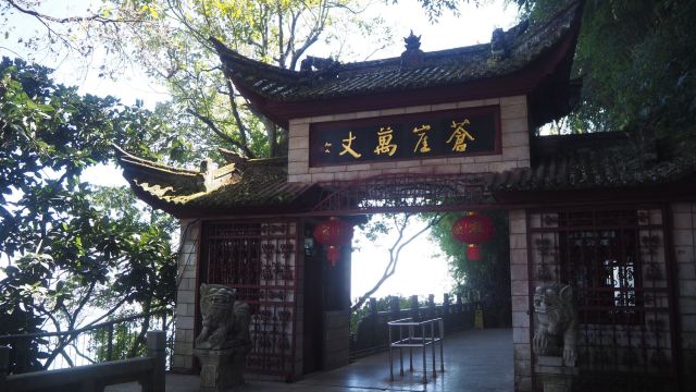 昆明西山,又称睡美人山,位于昆明市西郊,是滇池湖畔的一颗璀璨明珠.