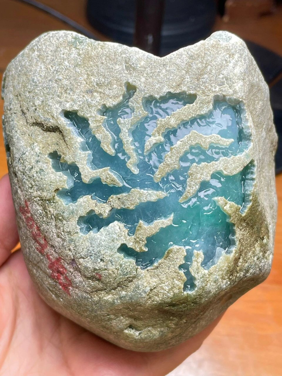 点击头像看直播# #翡翠原石#翡翠的蟒带,指在翡翠原料的表皮上,可见