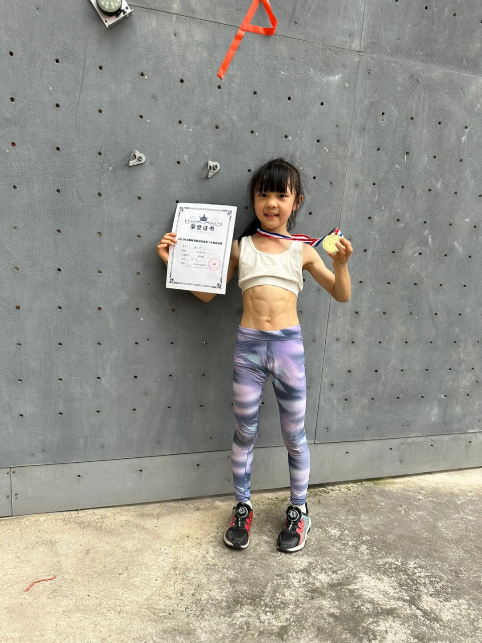 连7岁小孩都有八块腹肌	