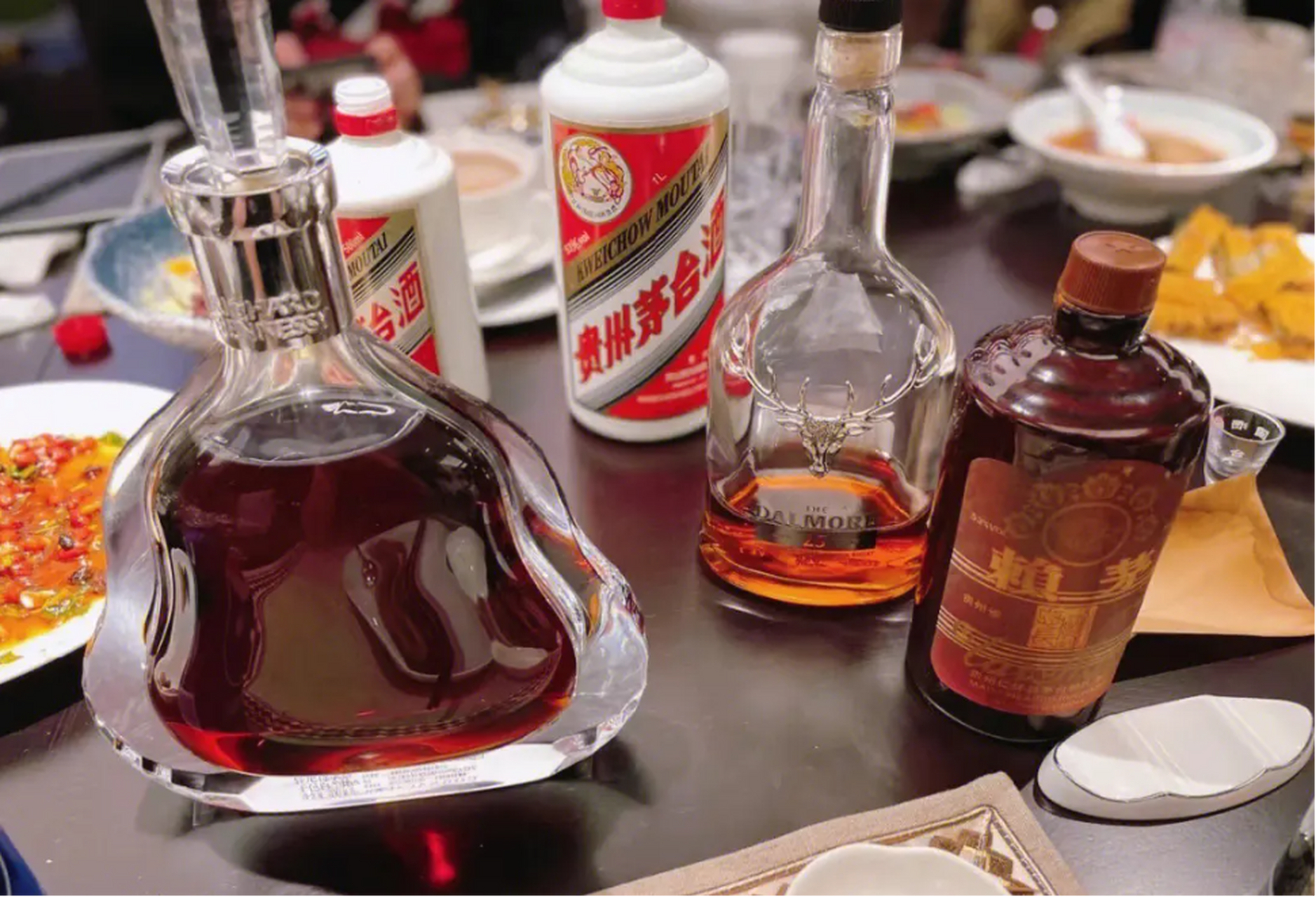 酒明明也是液体,为啥酒桌上还总有一些人会频繁喝水呢?