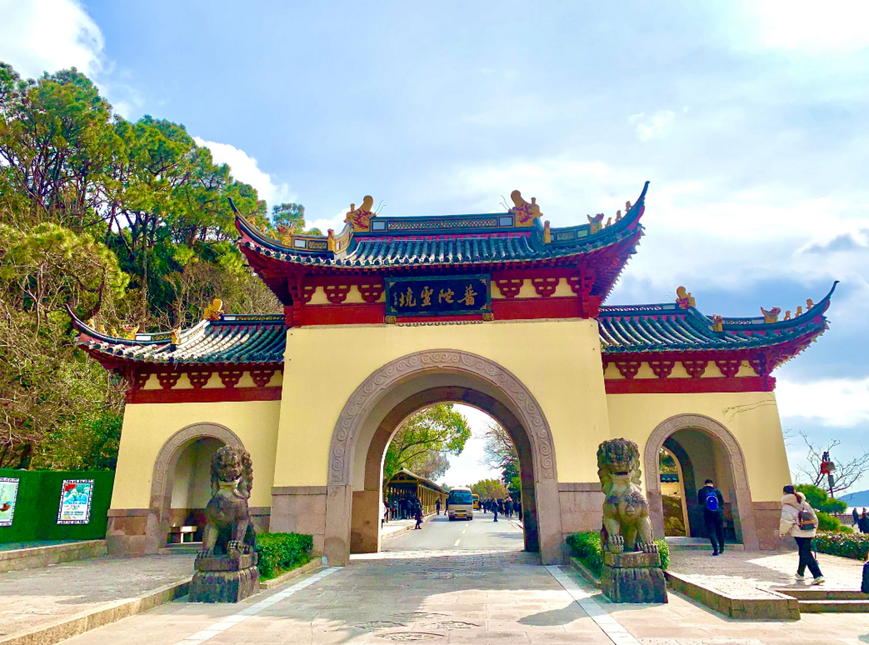 普陀山,海天佛国,观音菩萨的道场.普陀山地形呈菱形状,面积12.