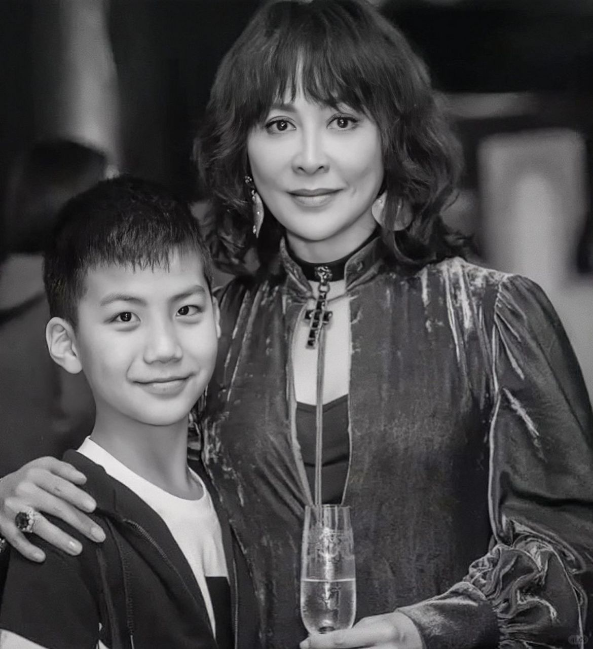 豪门干母子的缘分  近日,全网热议一位14岁的少年精英——胡军之子胡