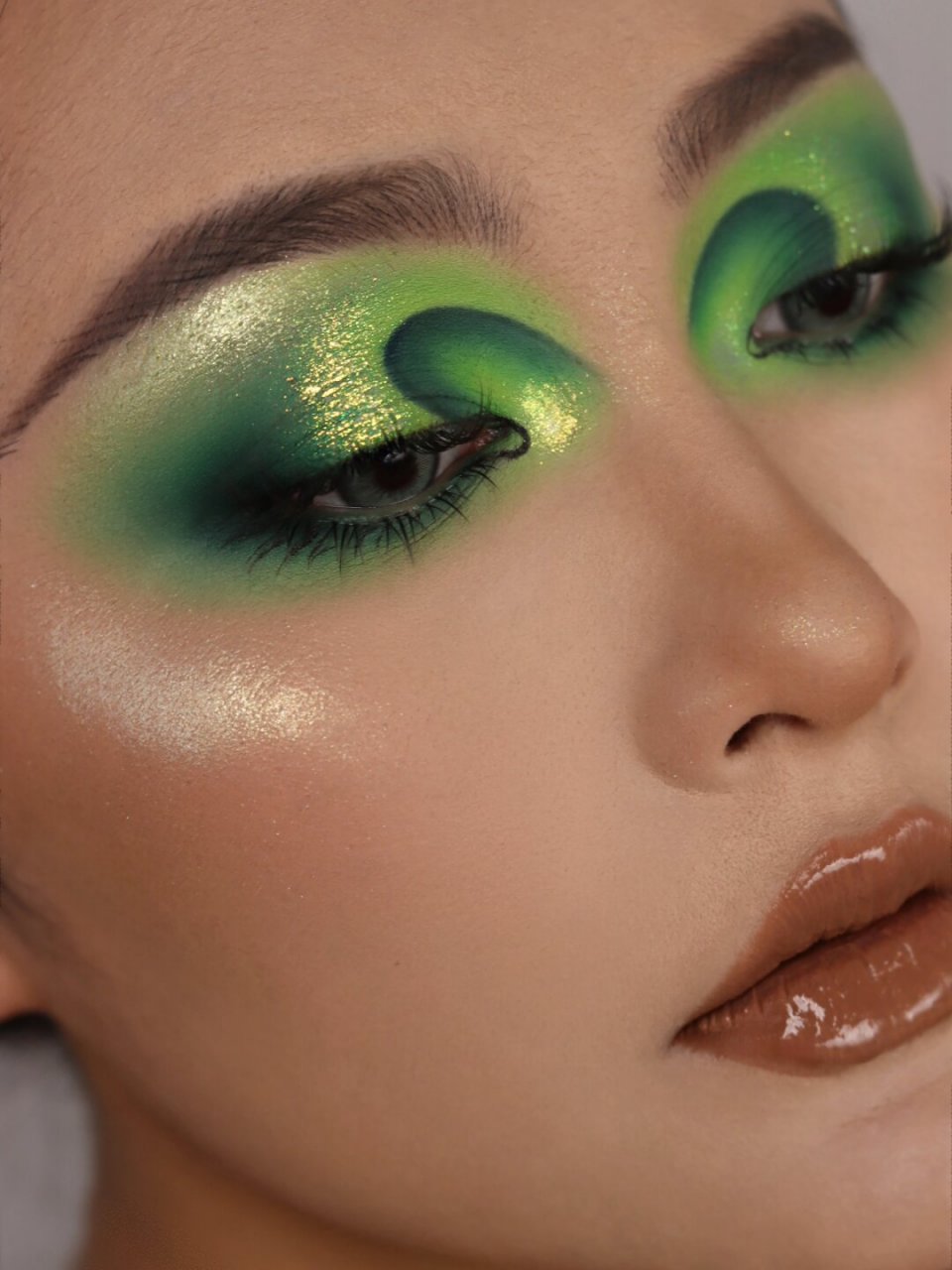 创意绿色烟熏妆  97春芽般的妆容,带你迎接新生!