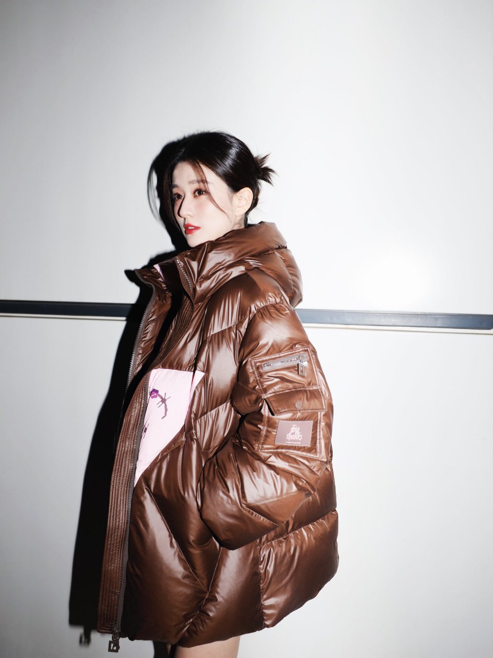 冰火两重天式羽绒穿搭,乔欣新年街拍照  乔欣在街拍中的穿搭造型引起