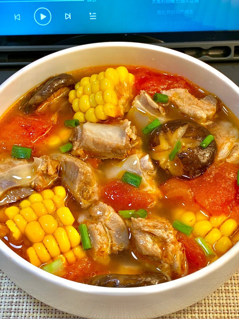 《番茄玉米排骨汤:暖身暖心的美味》  97大家好,今天我要向全世界