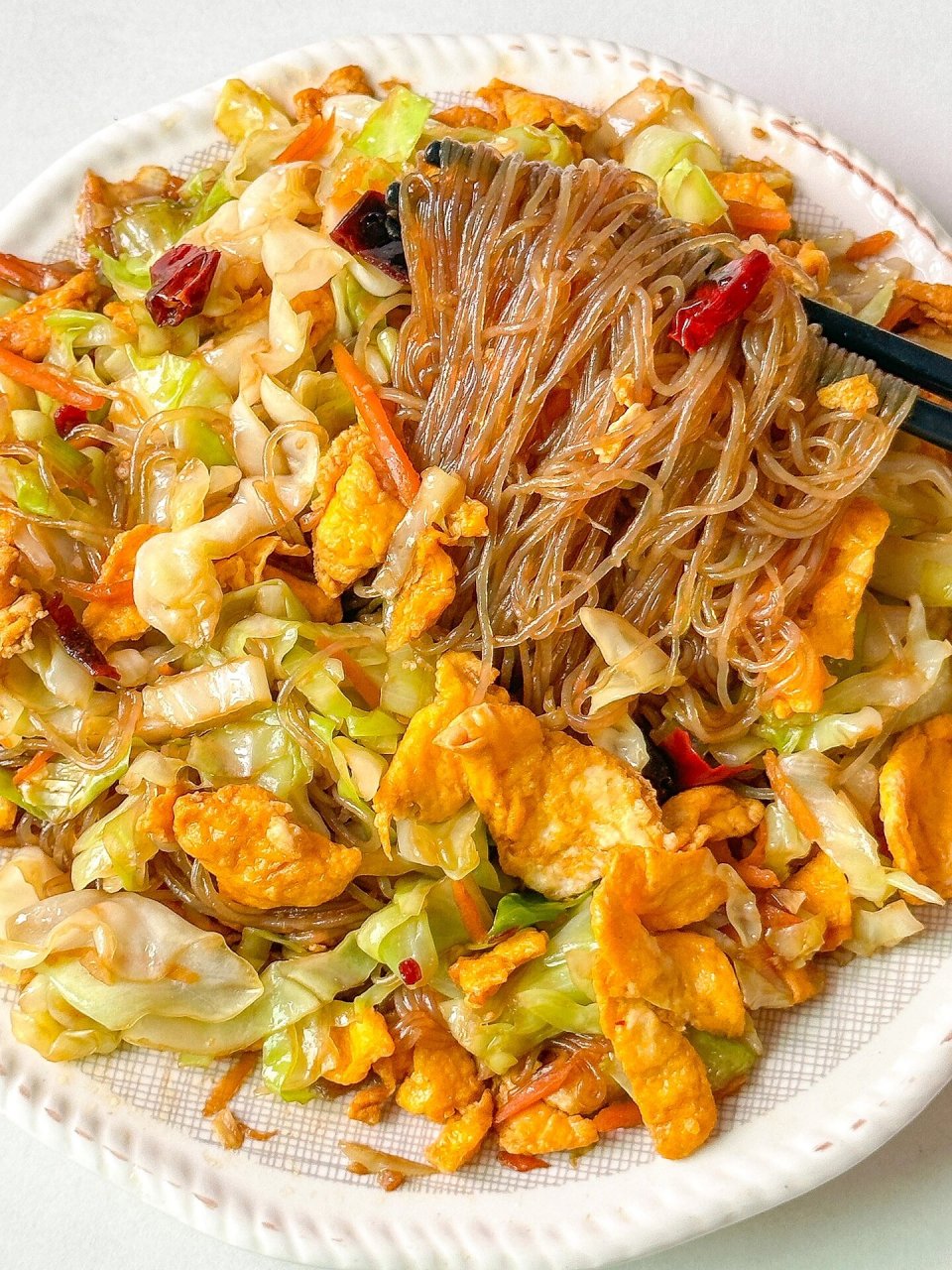 简单又快手的家常包菜鸡蛋炒粉丝,超下饭,太好吃了.