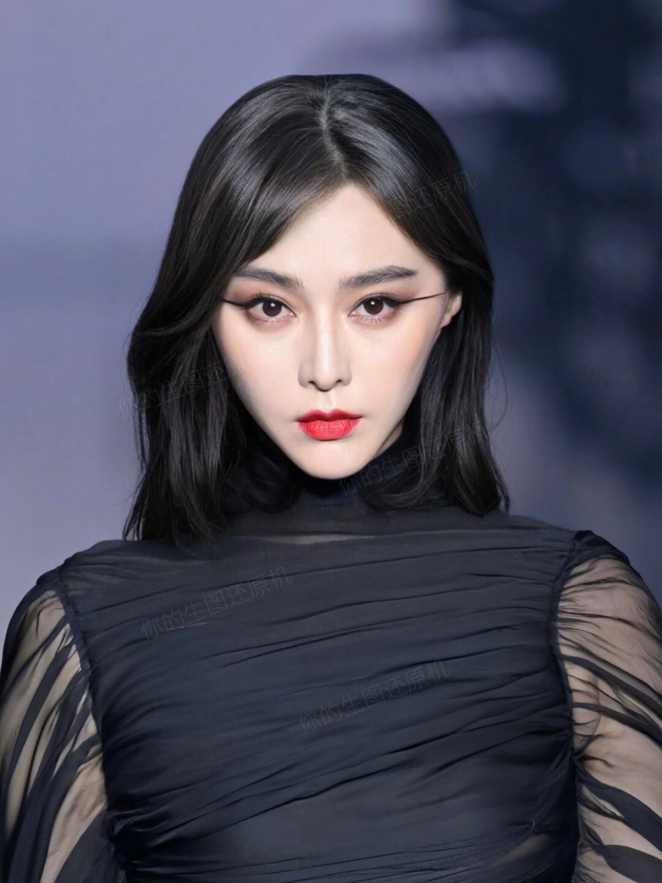 99对于浓妆,美女们总是能够巧妙地运用各种化妆品,将自己的面部