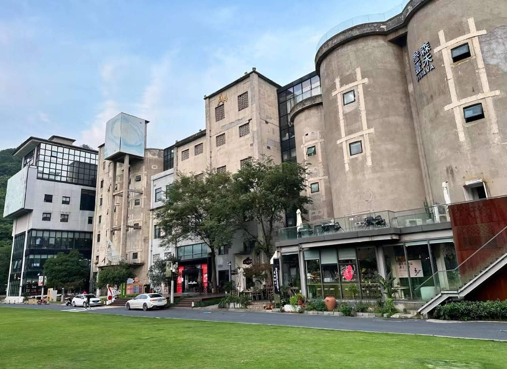 杭州或许是一个擅长改造废弃建筑的城市, 西湖区转塘附近有个艺创小镇