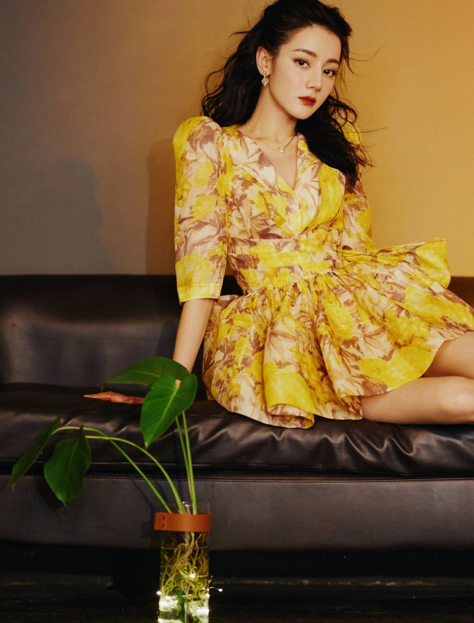 迪丽热巴花卉裙配复古珠宝  我在一场时尚活动上看到了迪丽热巴的穿搭