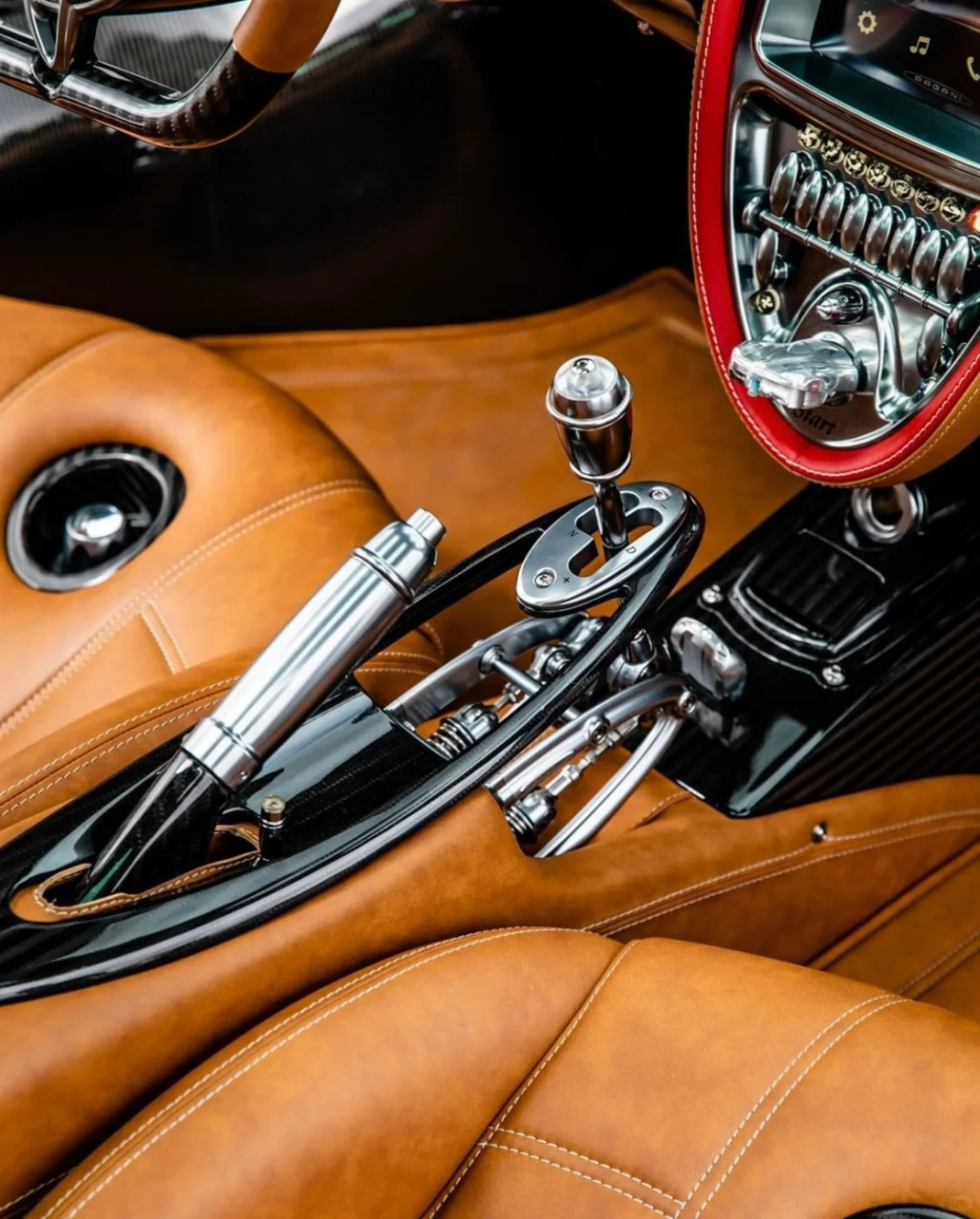 作为超级跑车的代表,帕加尼huayra无疑是汽车界的璀璨明星.