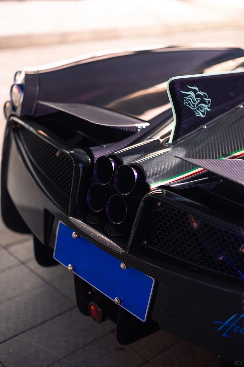 97帕加尼huayra 睚眦97 帕加尼huayra睚眦的外观设计实在是太酷了