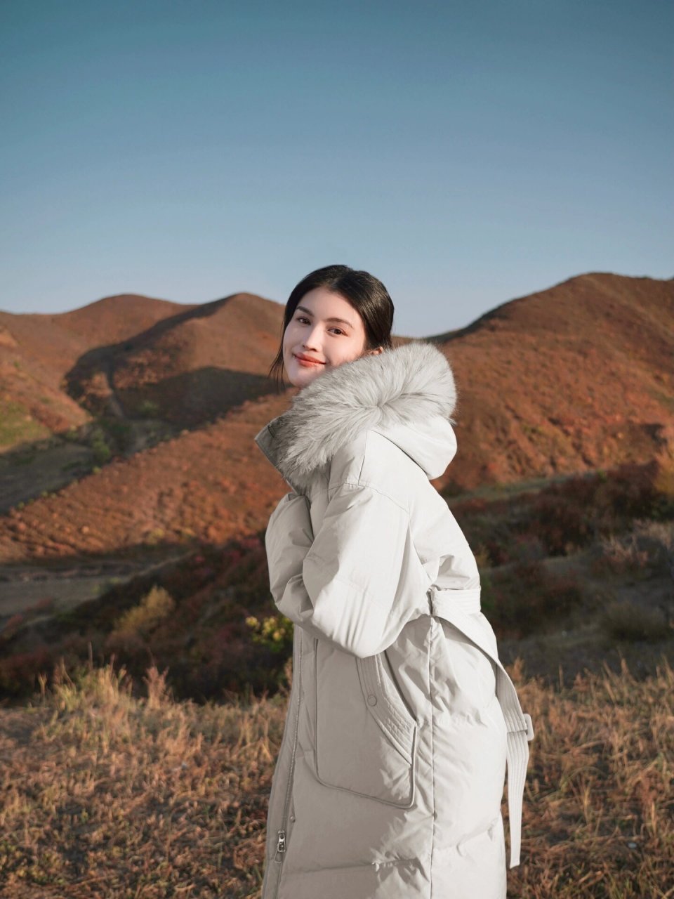 何穗晒羽绒服穿搭两则,奶fufu配色超显嫩  作为一个时尚爱好者,我一直