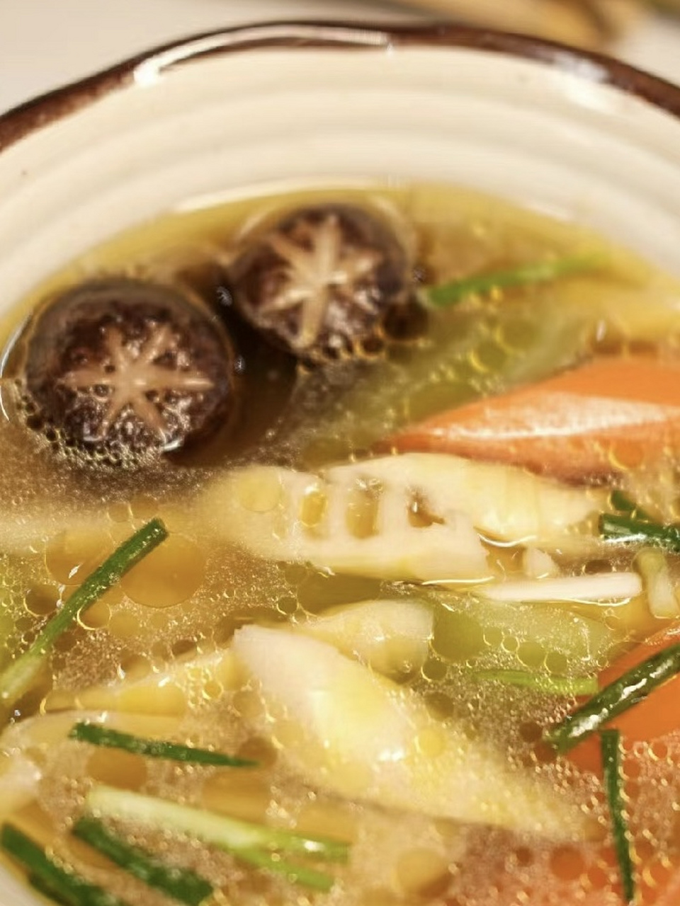 鲜掉眉毛的春笋三鲜汤  春日到,正是尝鲜的好时节,其中必须要说到的就