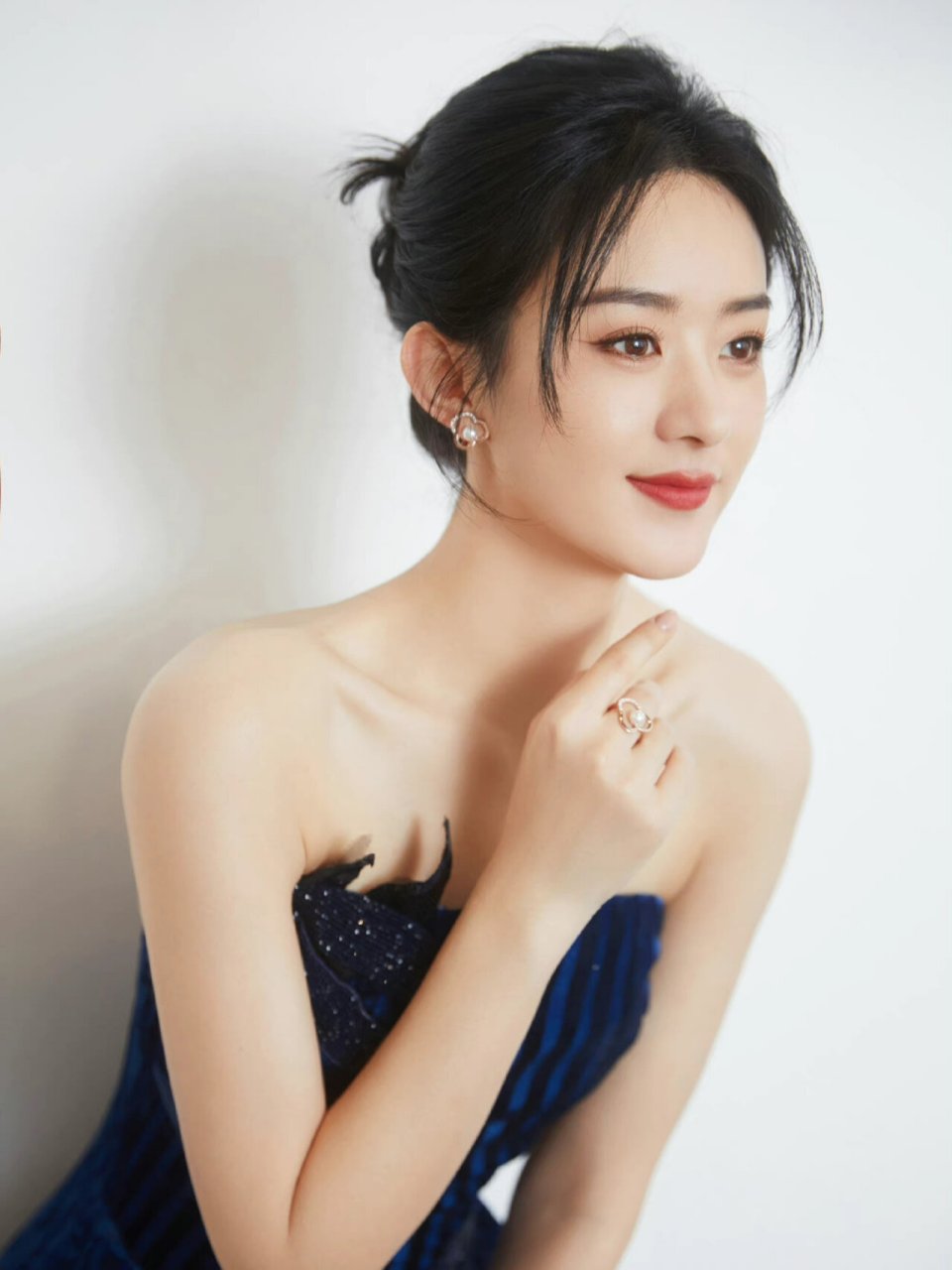 状态大勇,赵丽颖穿东方风韵礼服  我在网上看到了赵丽颖的一组照片,她