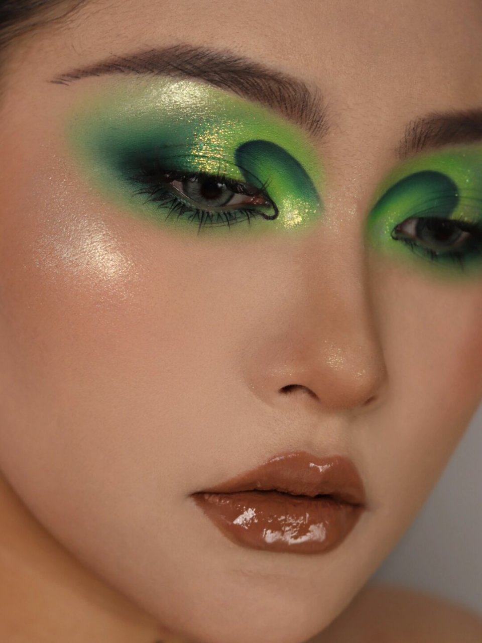 创意绿色烟熏妆  97春芽般的妆容,带你迎接新生!