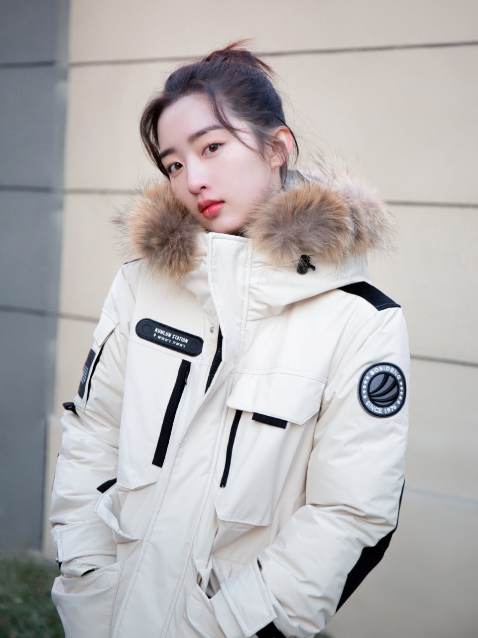 周也 宋祖儿撞衫也要穿得工装羽绒服是ta  我在网上看到了一组女明星