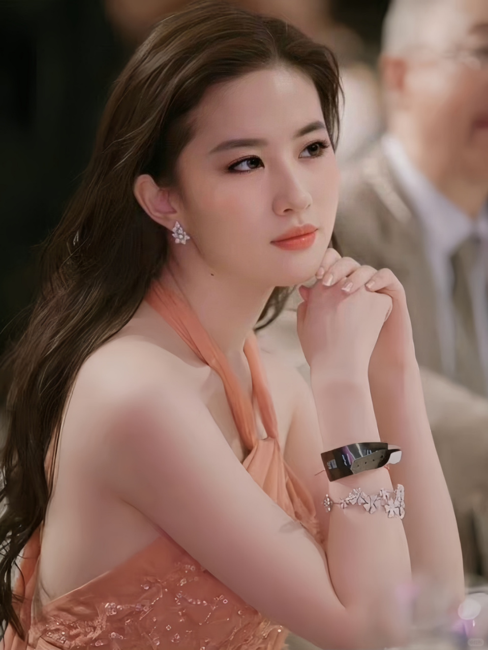 刘亦菲:2011年时尚活动惊艳亮相  在2011年的某个时尚活动上,刘亦菲以