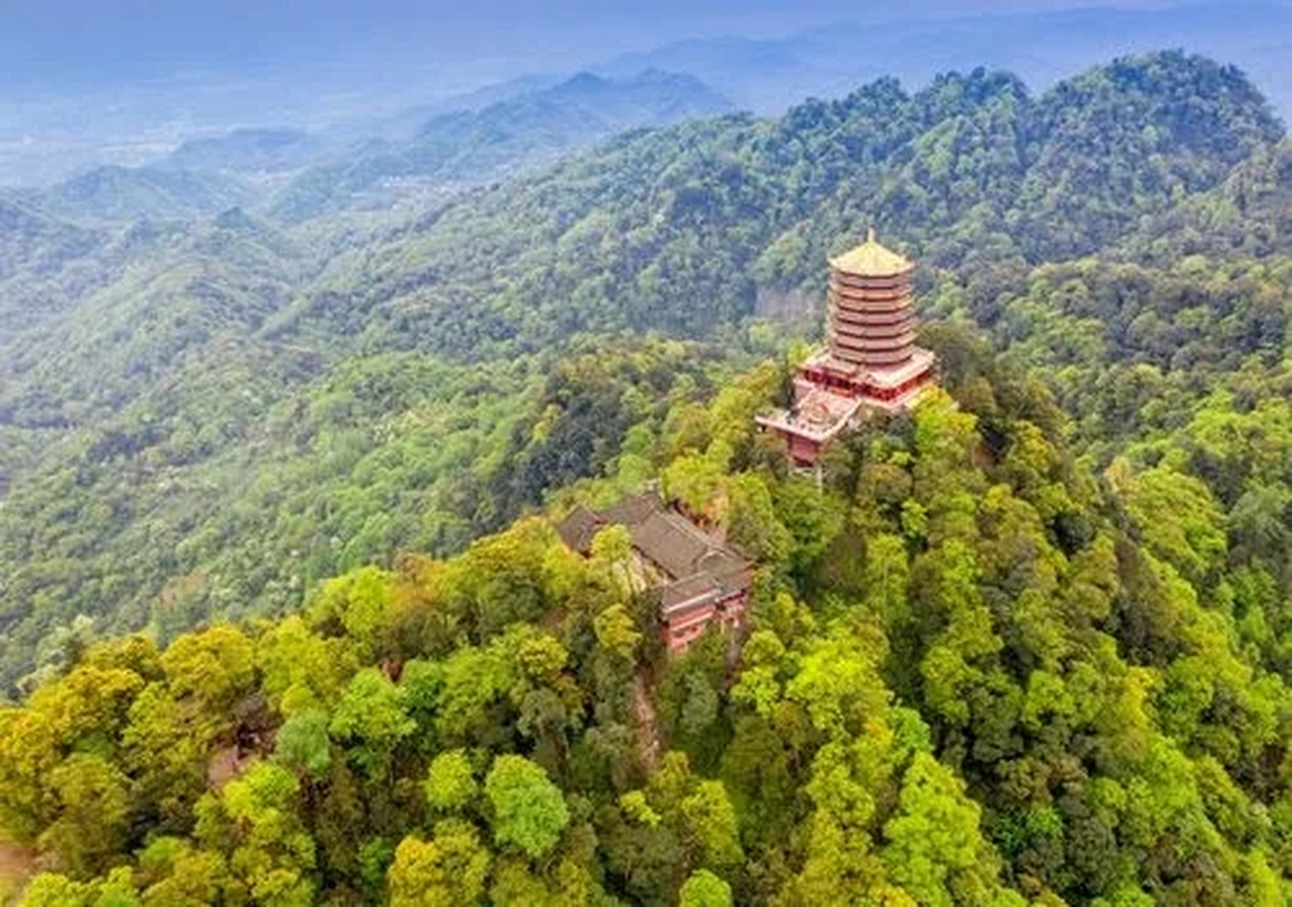 青城山,位于中国四川省都江堰市,是道教名山之一,被誉为"青城天下幽"