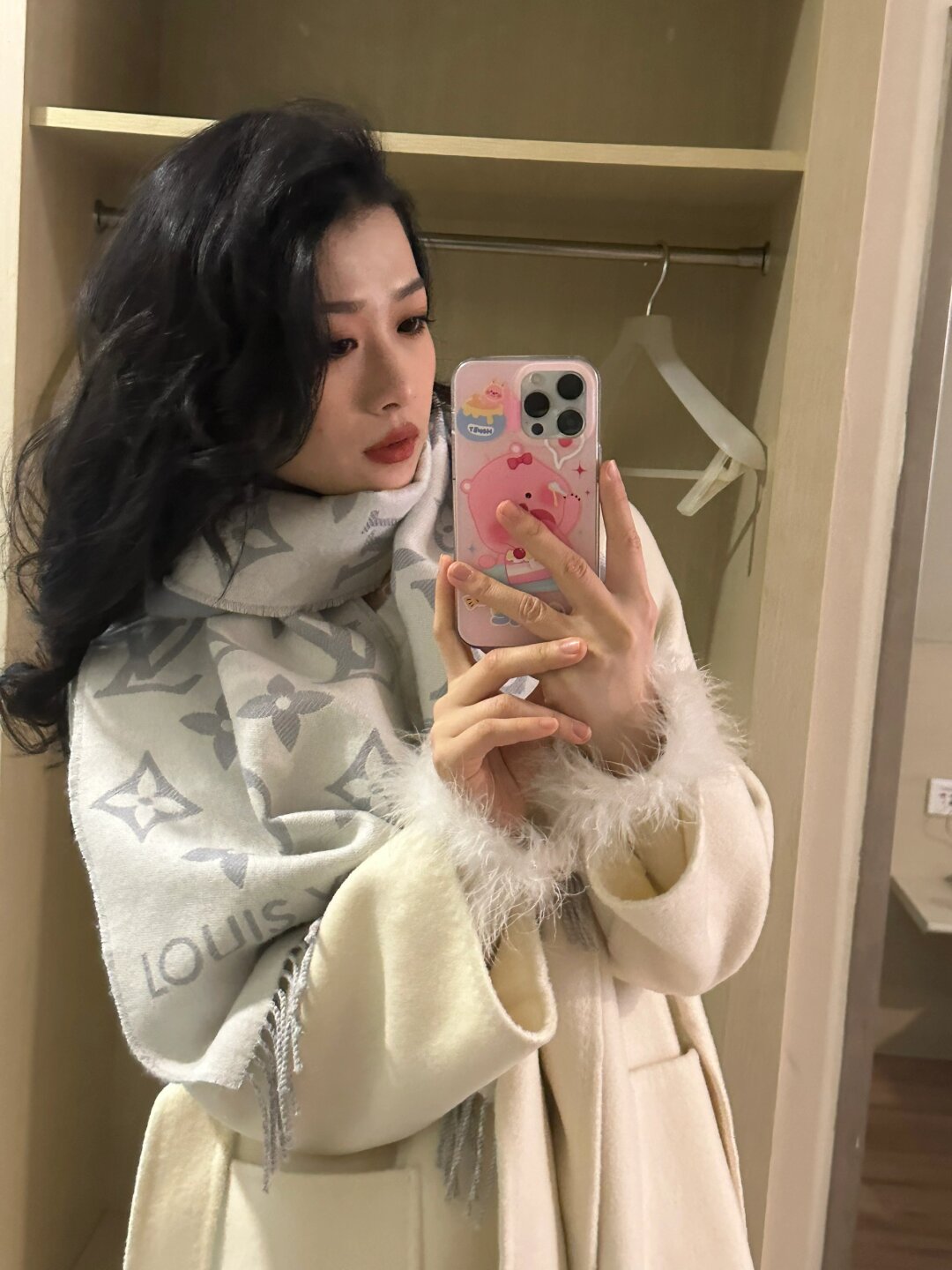 白色大衣与lv围巾的绝美搭配