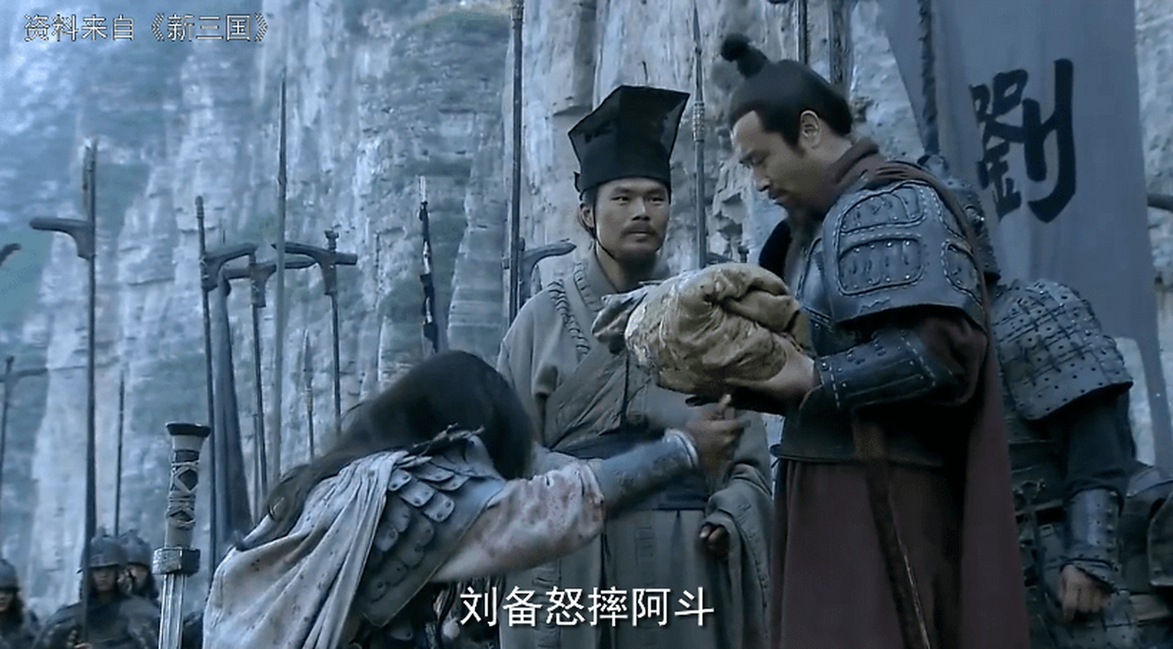 出名,一个是大耳朵,另一个是双臂过膝,传说他当着赵云面摔孩子是做戏