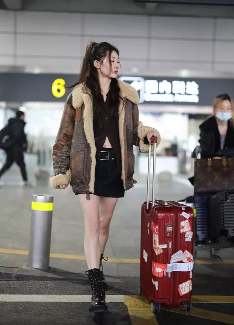 郑恺妻子苗苗机场生图照,苗苗现身机场准备参加节目,身穿黑色漏脐上衣