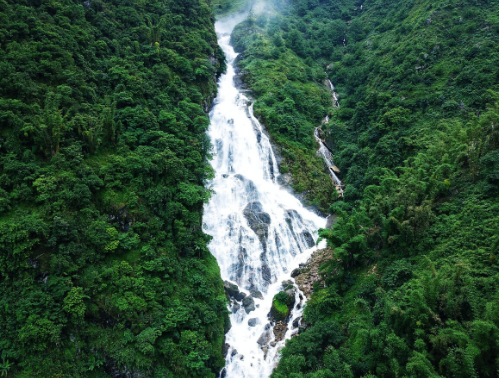 哀牢山杜鹃湖图片