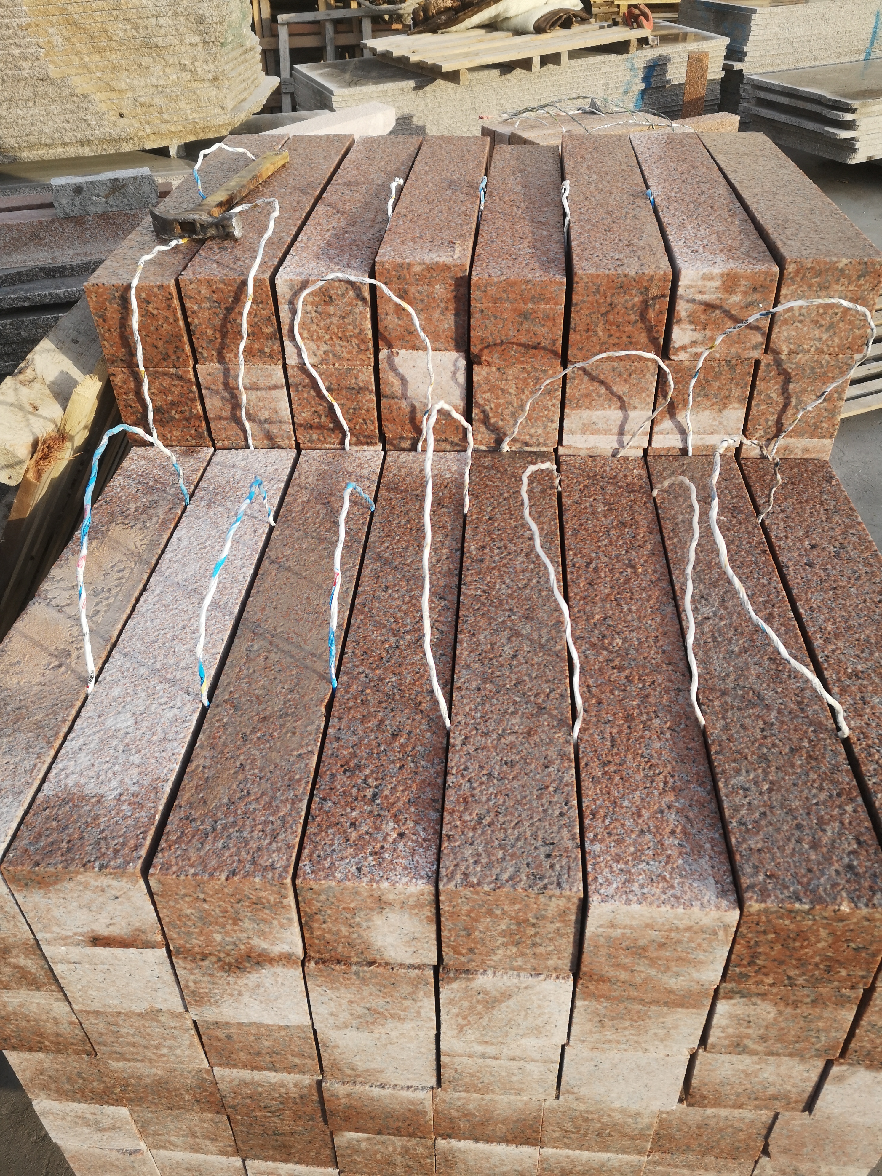 石岛红路沿石 红色花岗岩石材 一道独特的风景线