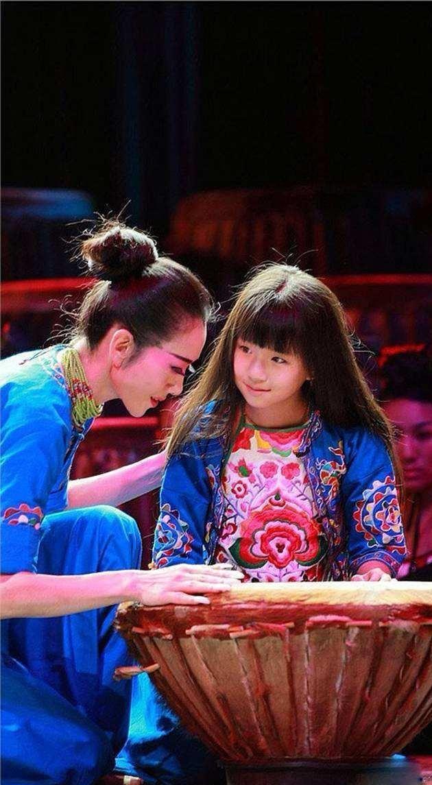 61岁杨丽萍为侄女小白兔庆生!181身高引姨妈赞叹,小彩旗被放