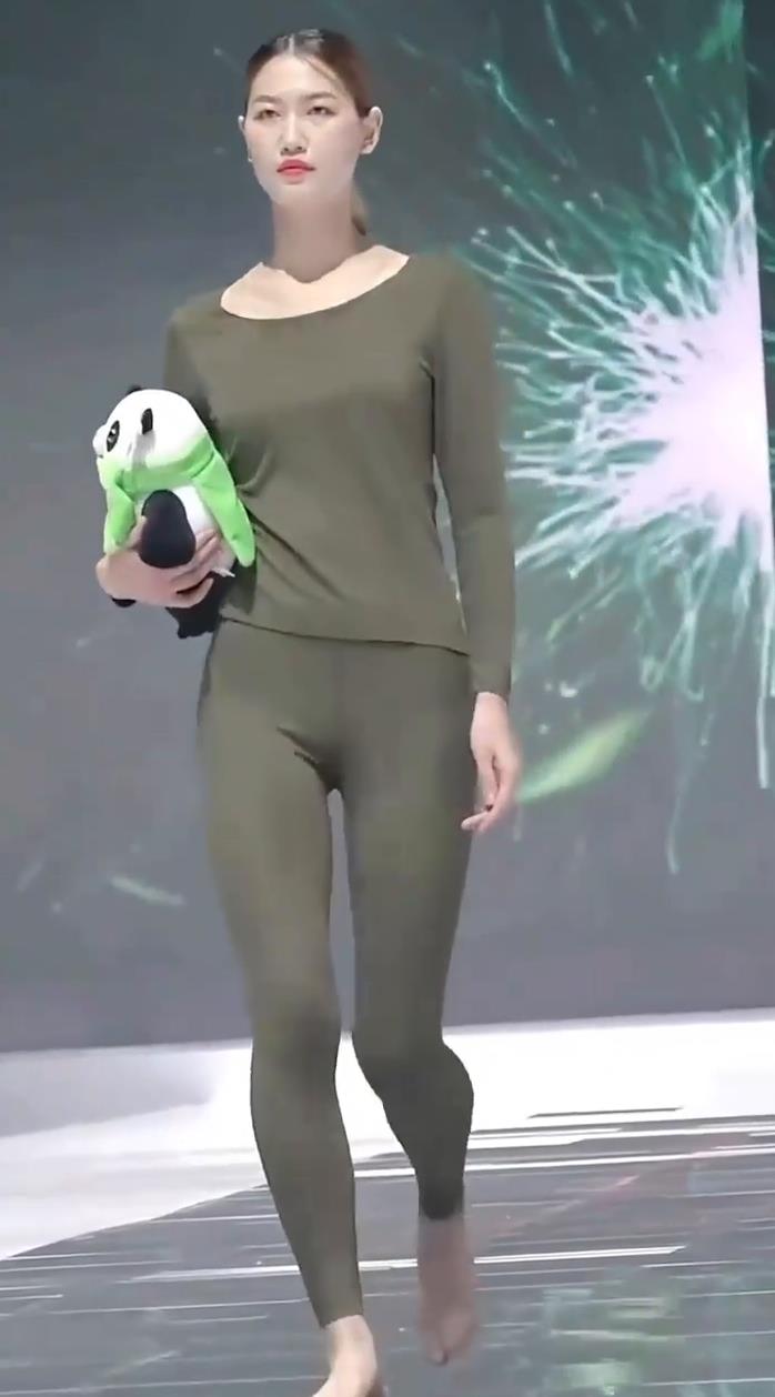 身材超级棒的女神t台内衣走秀满满都是女人味儿