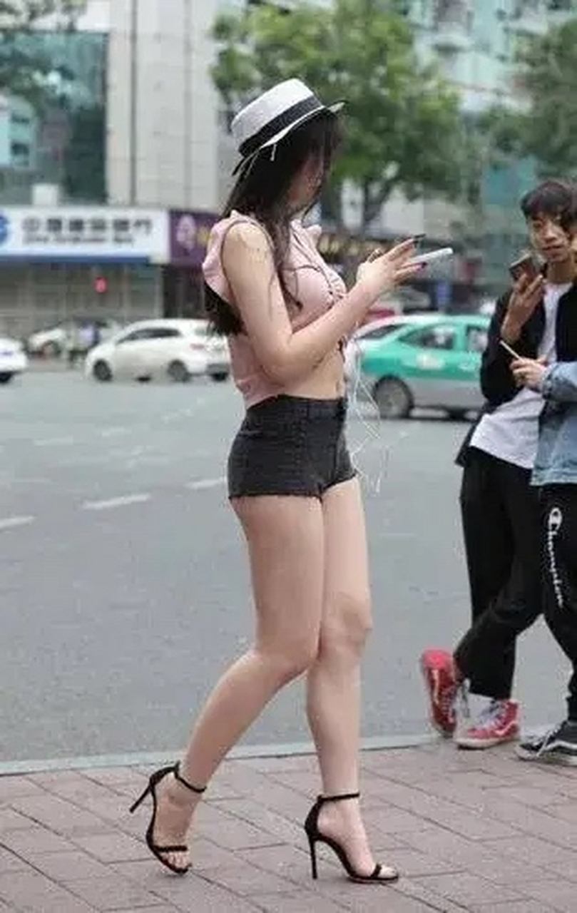 你们两个小屁孩看什么看!