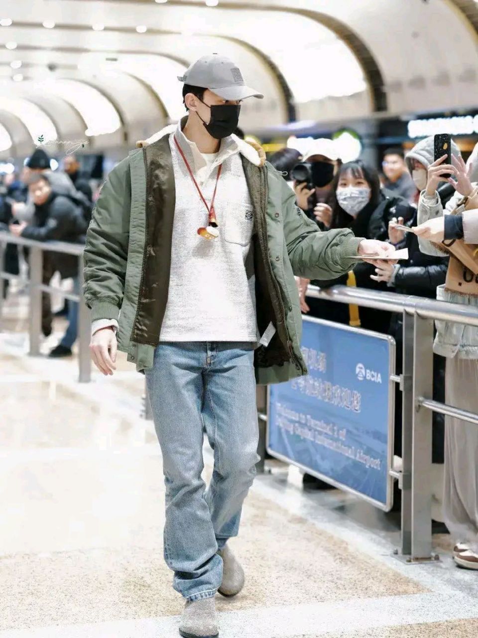 吴磊机场穿搭,帅气极了!