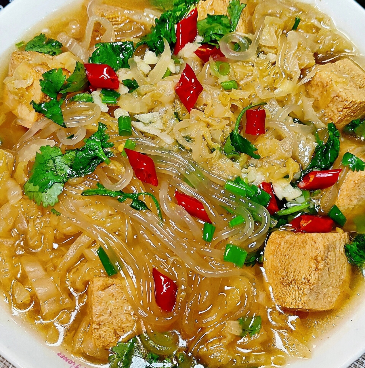 超爱这碗酸菜冻豆腐炖粉条,巨解馋 食材: 东北酸菜半棵,冻豆腐半块