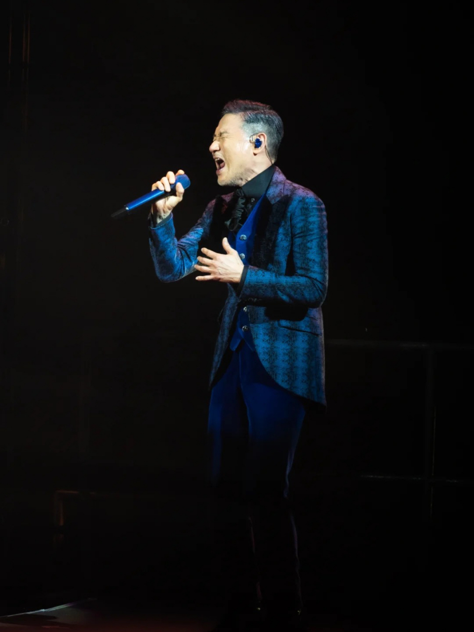 我是陪妈妈看张学友演唱会的,他真的是好帅好帅!