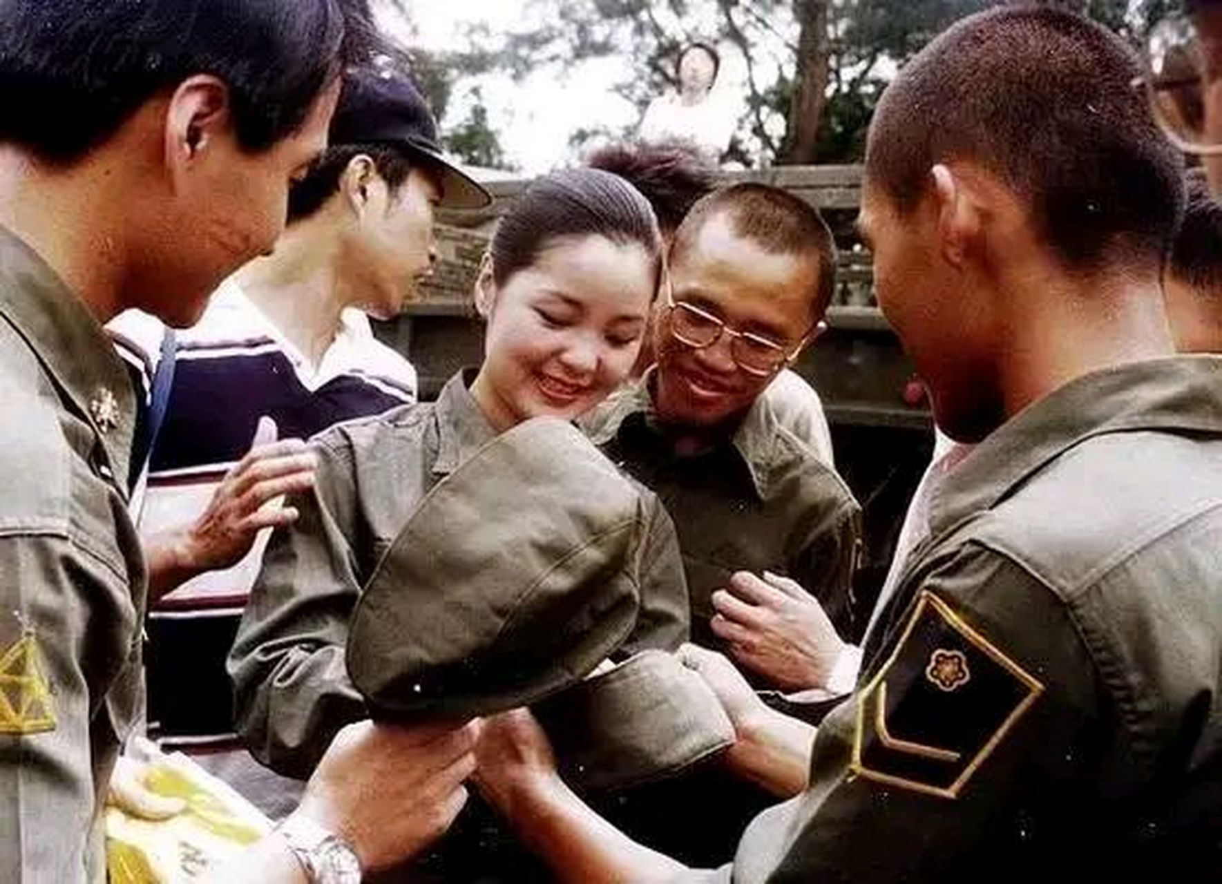 甜歌皇后邓丽君金门劳军时的留影,照片中邓丽君穿着军装,头发整齐的梳