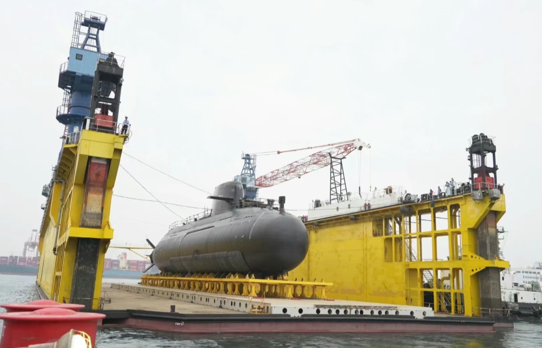 迷你潜艇,艇长70米,宽8米,水下排水量2500-3000吨,最大下潜深度300米