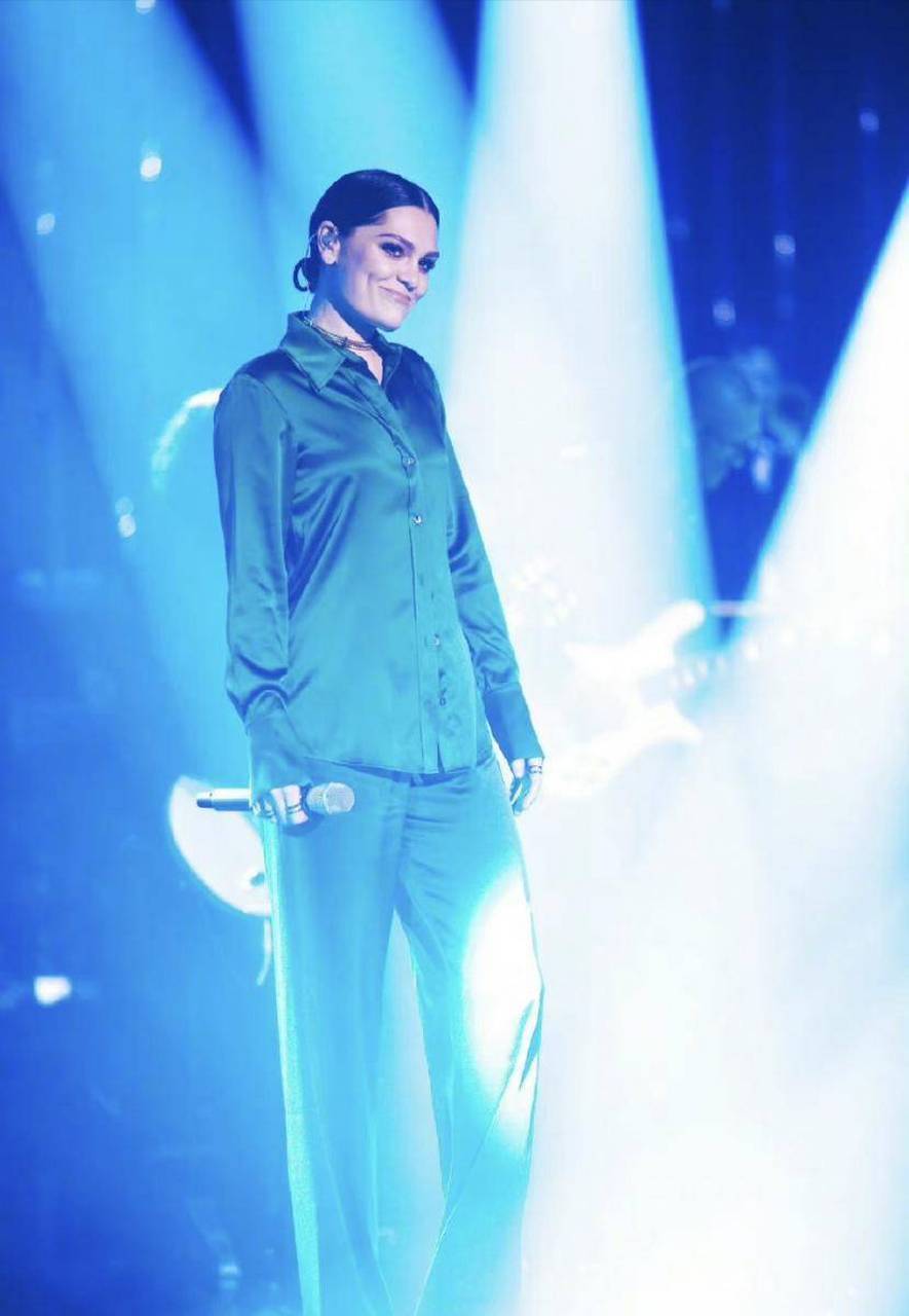 英国著名歌星jessie j(婕西·j),中国歌迷喜欢称她为"结石姐",1988年3