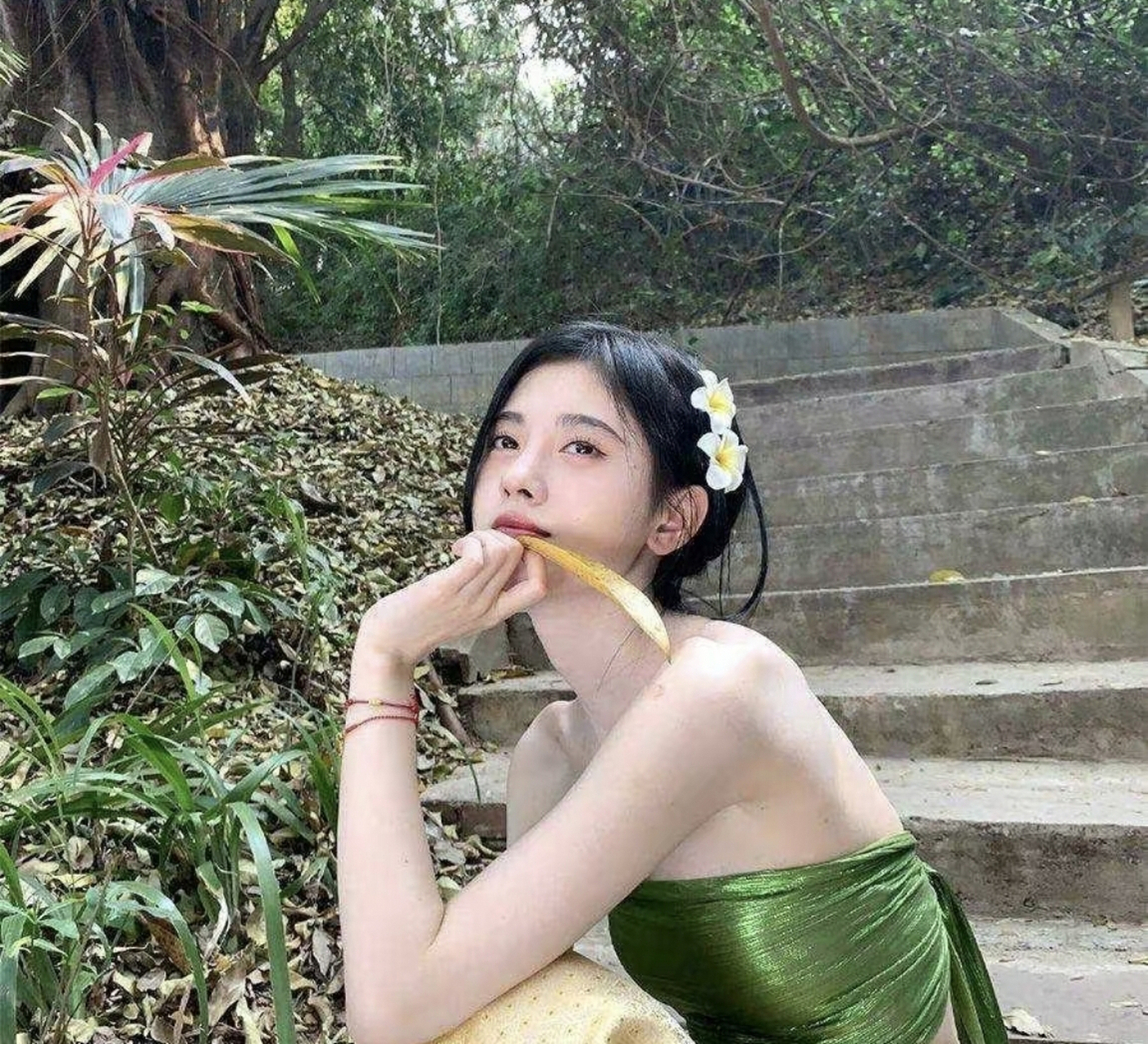 鞠婧祎提前过夏天,打扮清凉变"傣族女孩",这身高确定159?