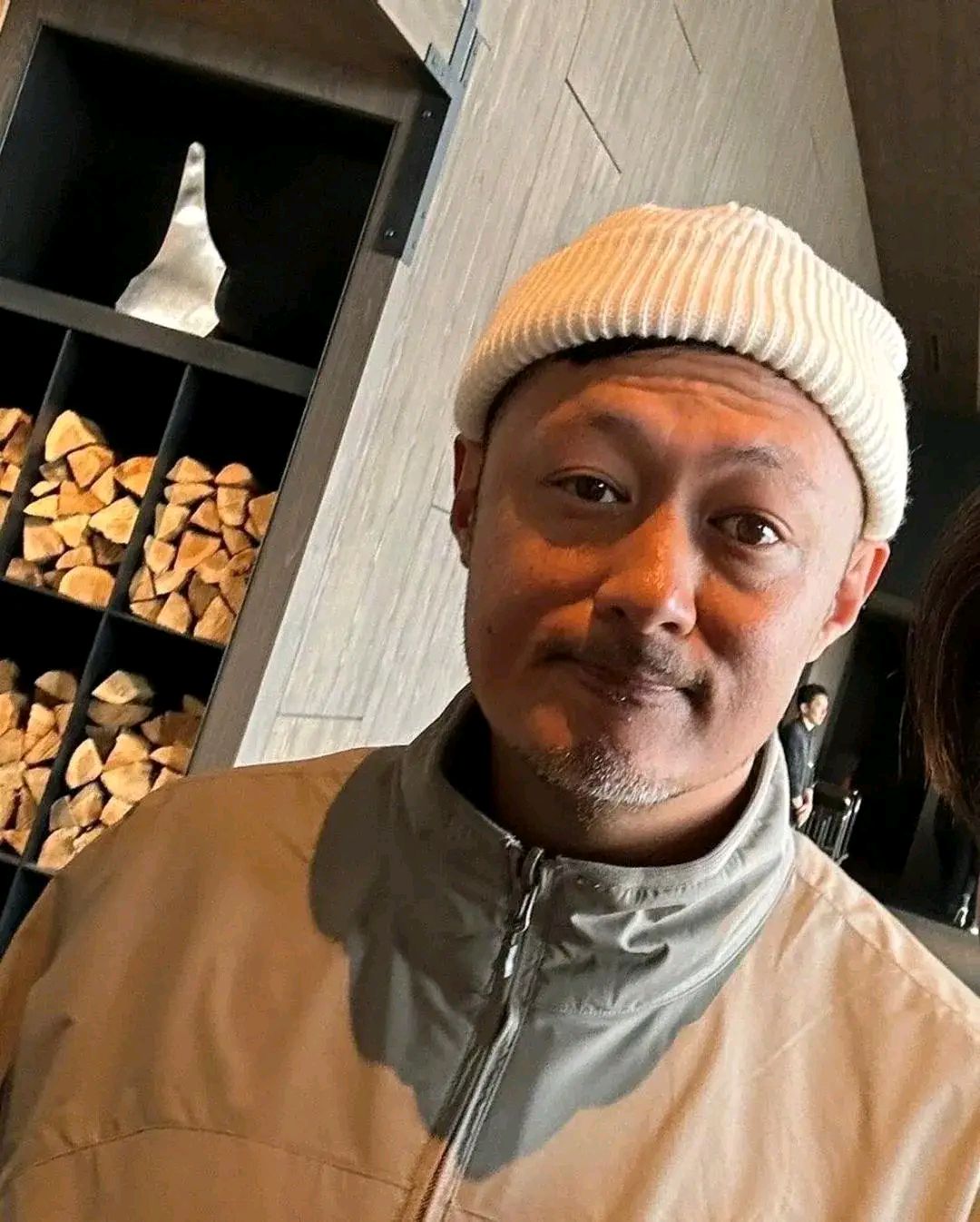 这是42岁的余文乐和43岁的陈冠希现在都成大叔了看上去好沧桑