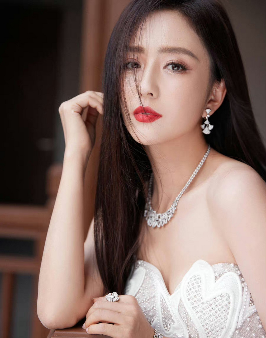 佟丽娅一袭白色抹胸裙身材纤细,露美背气质迷人,优雅大方!