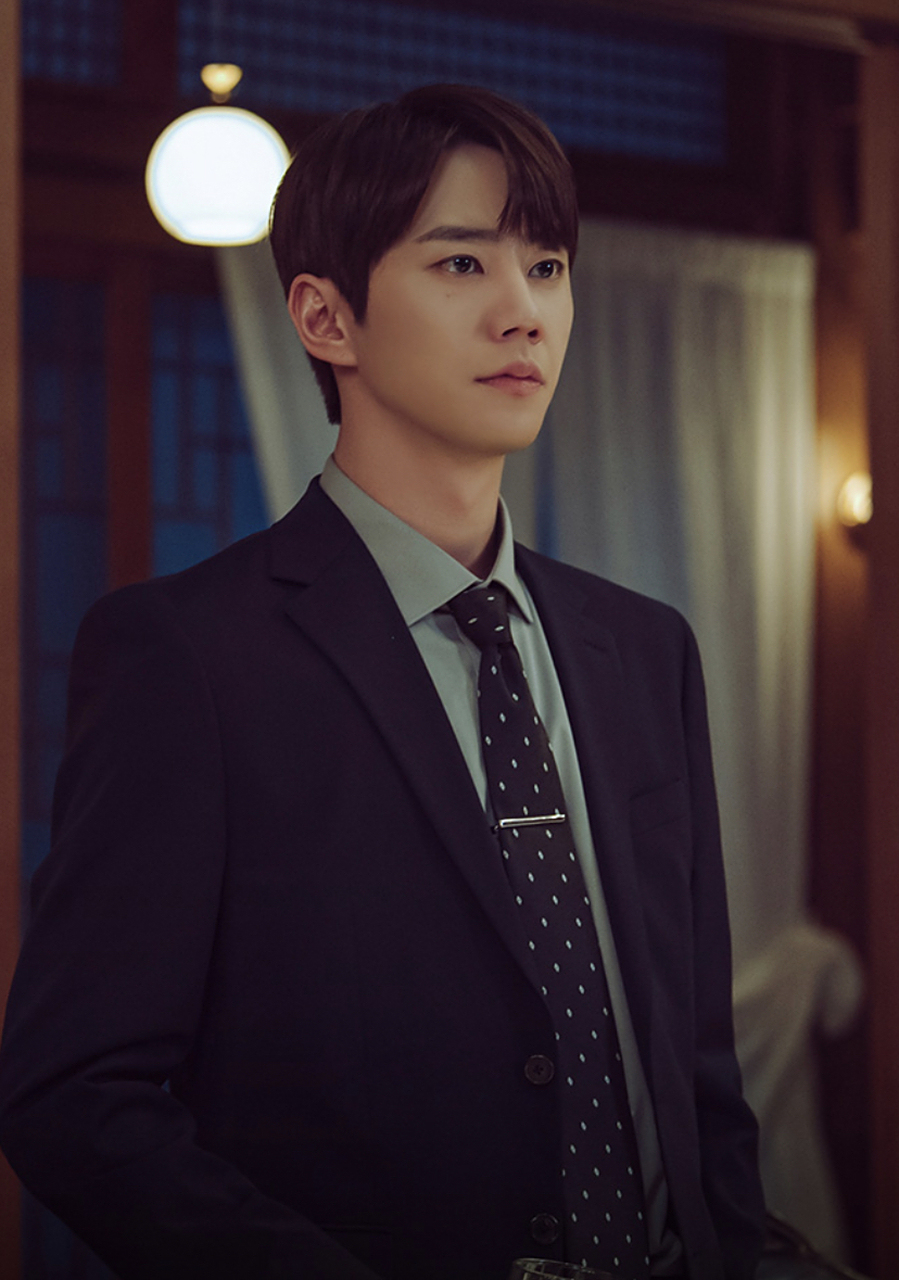 韩剧《篡位》讲述了韩国大企业的私生子强仁夏(李濬荣 饰)和儿时玩伴