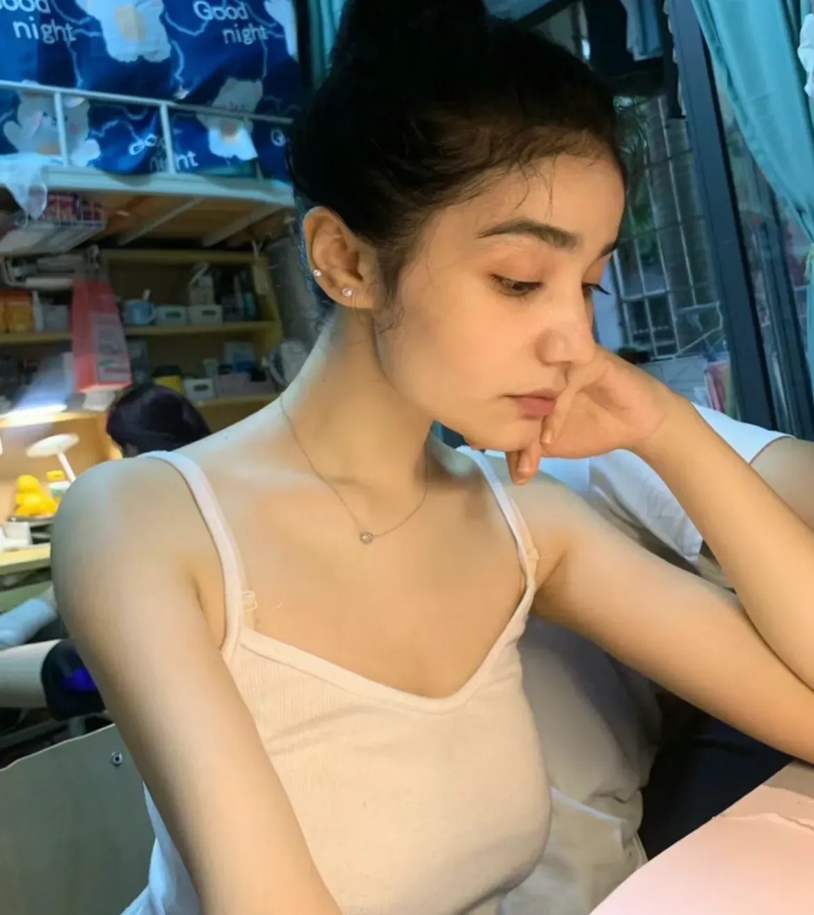 去年7月我表弟交往了一个喀什的维吾尔族女朋友他告诉我维族女孩