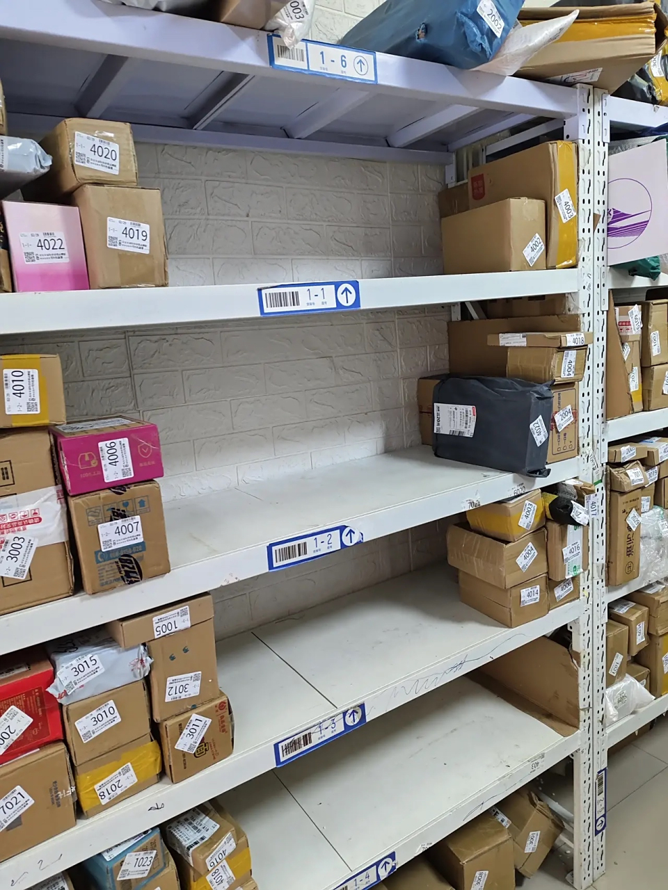 今天是3月1日快递新规实施第一天,现在是上午10点18分的驿站内部场景