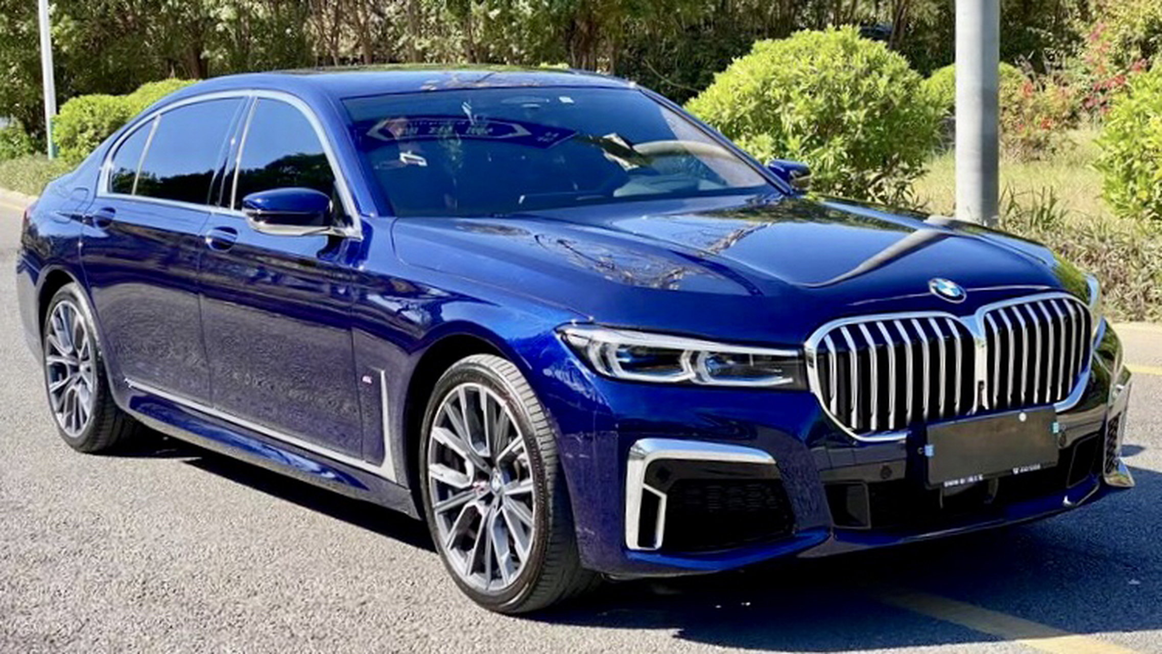 比一比新款宝马7系和换代前的宝马7系(蓝色车身款),老款的气场太大了!