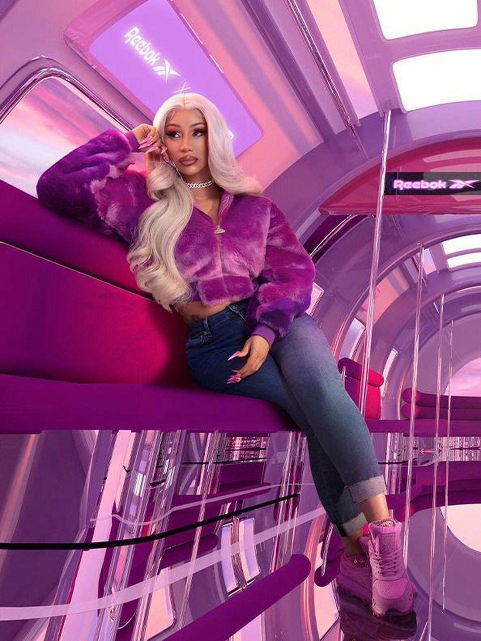 美国说唱歌手卡迪·b(cardi b),生活中幽默且健谈.