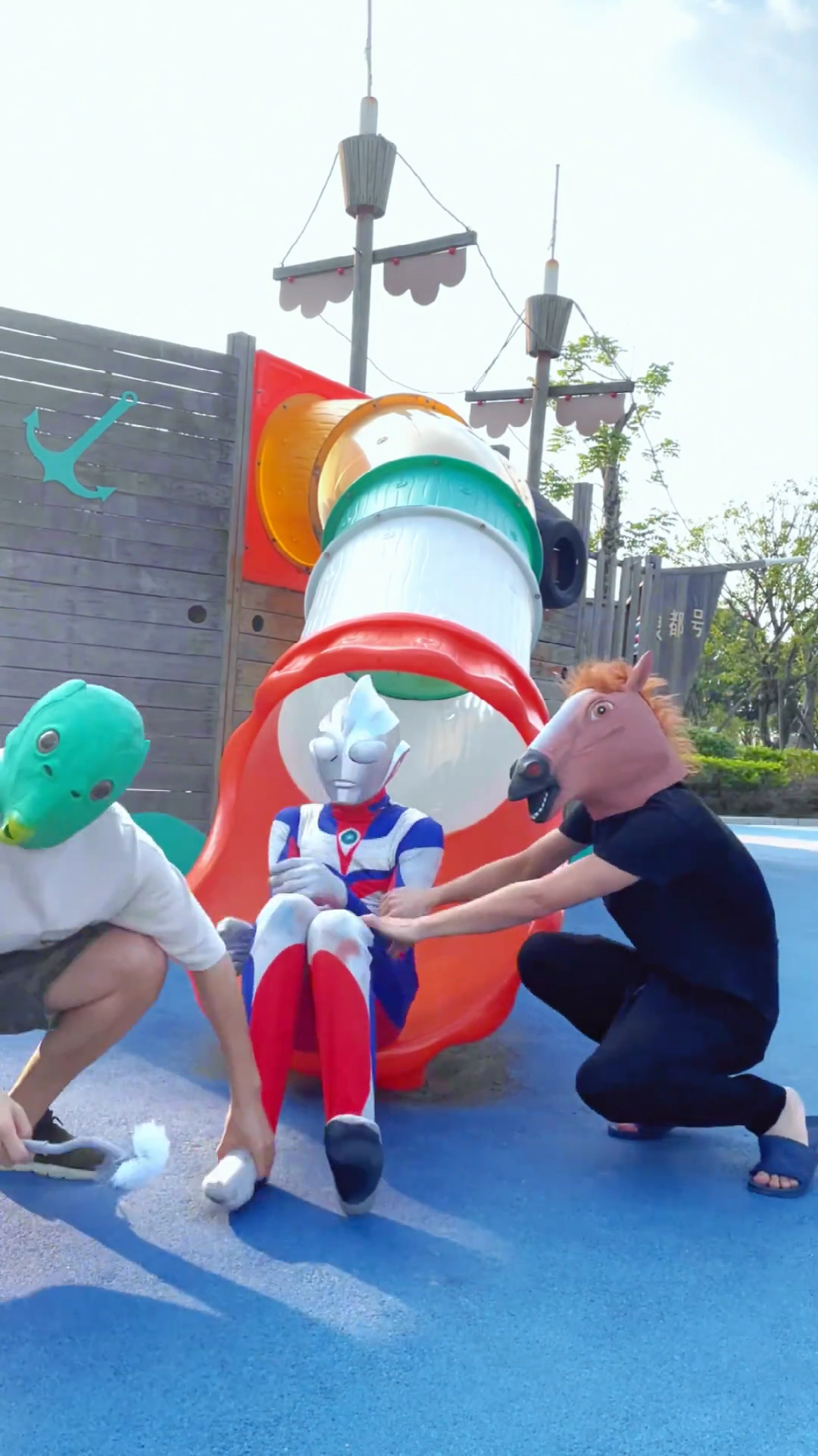 鱼头怪挠迪迦奥特曼痒痒!