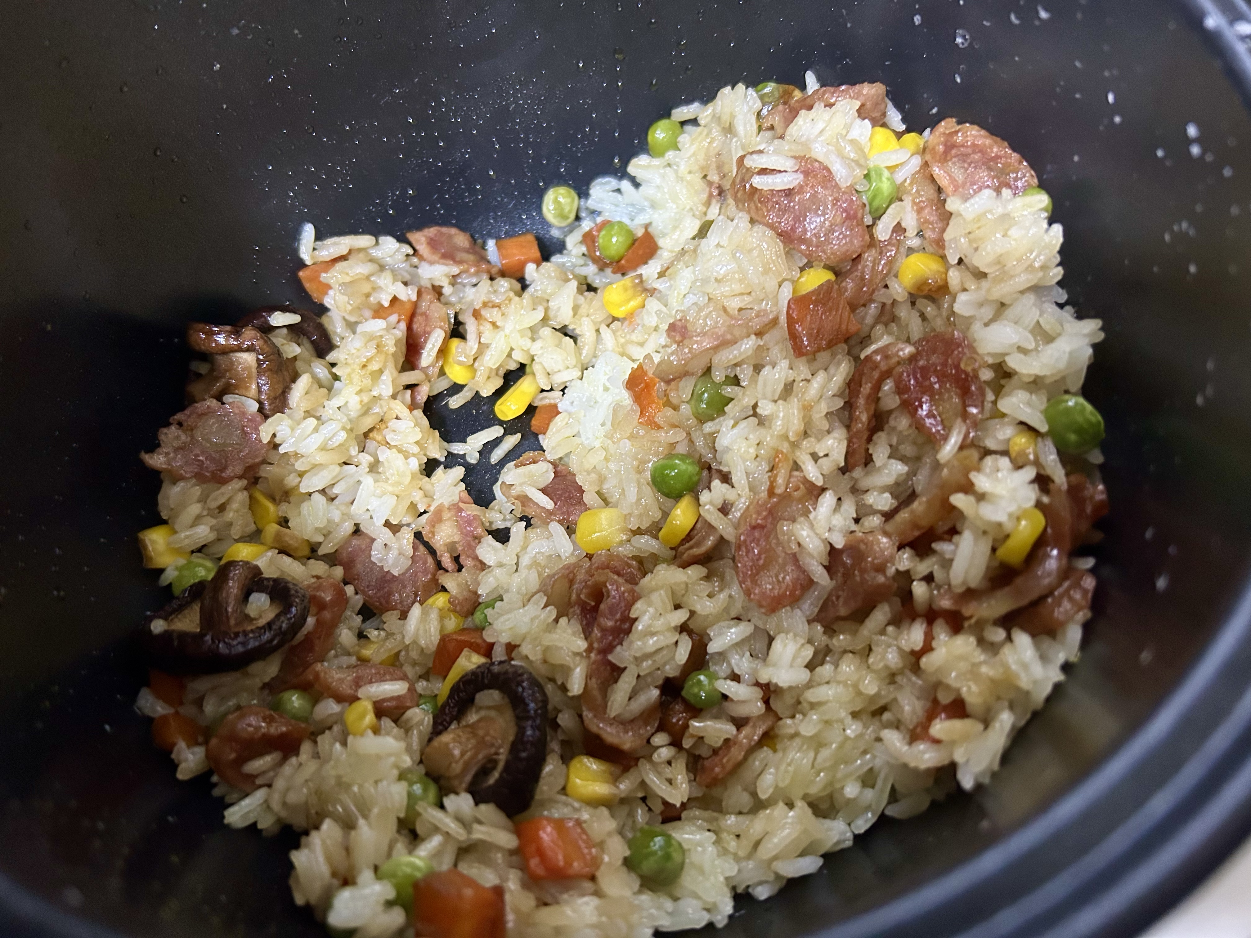 晚上做了一个腊肠煲仔饭,直接用电饭锅煲的,准备了青豆,玉米粒,胡萝卜